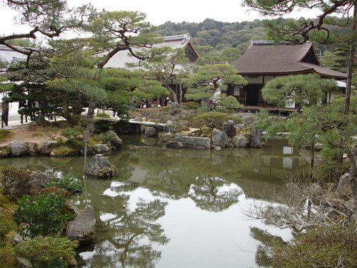 Храм Гинкакуци, Киото. В переводе с японского слово Гинкаку-Ци означает Храм Серебряного Павильона